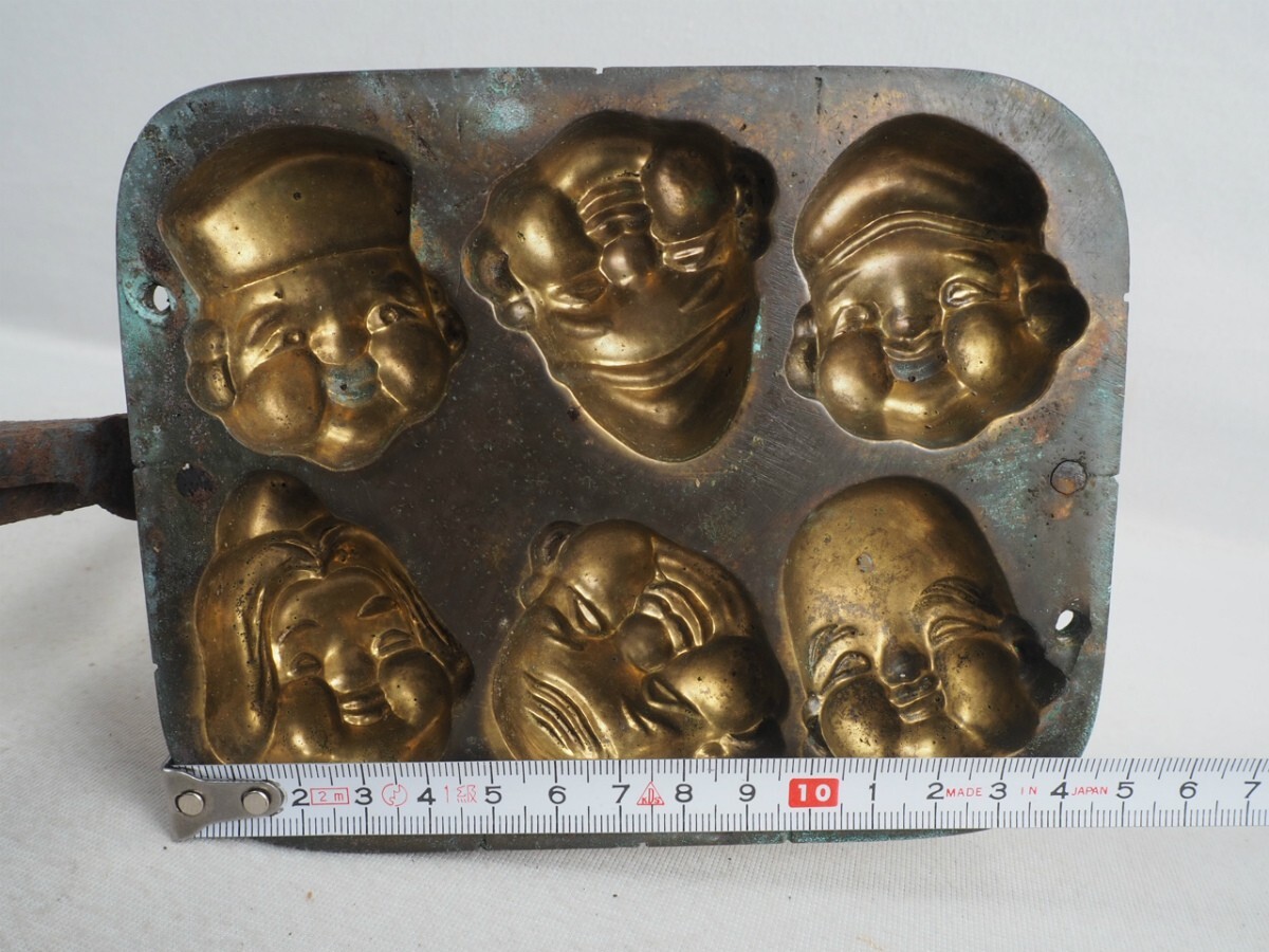 2T240312 当時物 焼菓子 菓子型 焼き器 七福神 人形焼き 鉄 真鍮 2T240312 当時物 焼菓子 菓子型 焼き器 七福神 人形焼き 鉄 真鍮