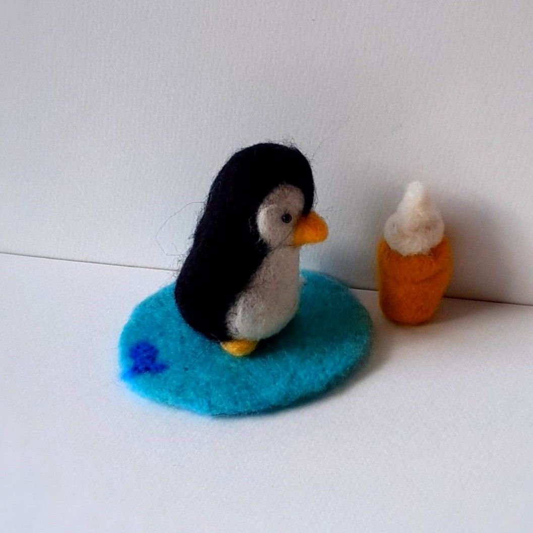 羊毛フェルトマスコット　ペンギン　ソフトクリーム　ハンドメイド 　羊毛フェルト