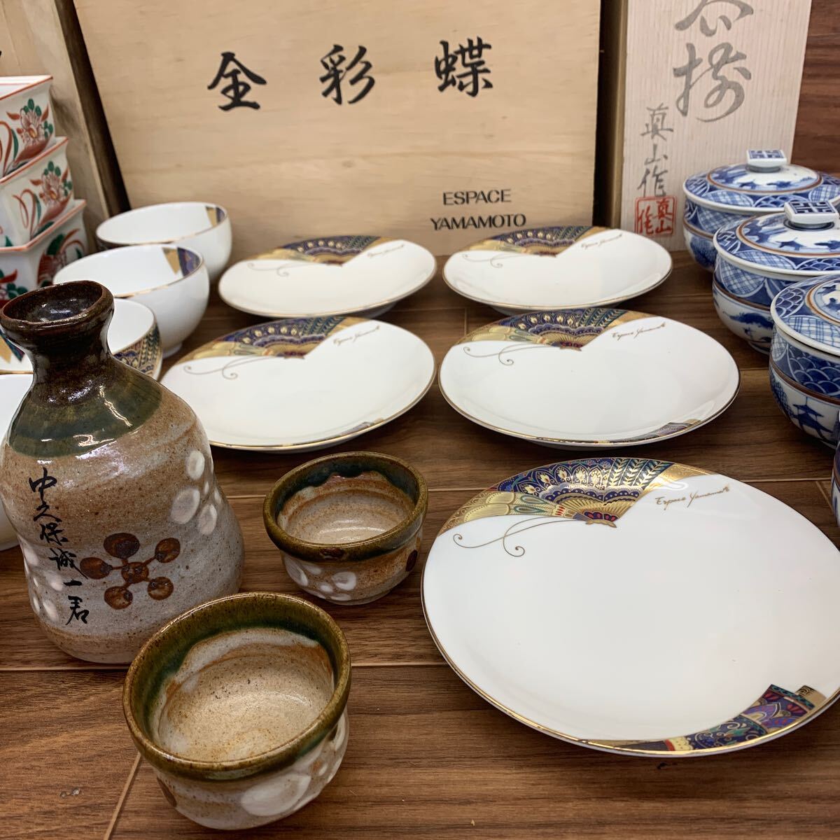 ◆E-102 和食器 たち吉 彫文 陶悦窯 庫山窯 金彩蝶 らん花 茶器 小鉢 中皿 ペアカップ 酒器 湯呑 陶器 木箱 まとめ 大量 中古現状品の画像3