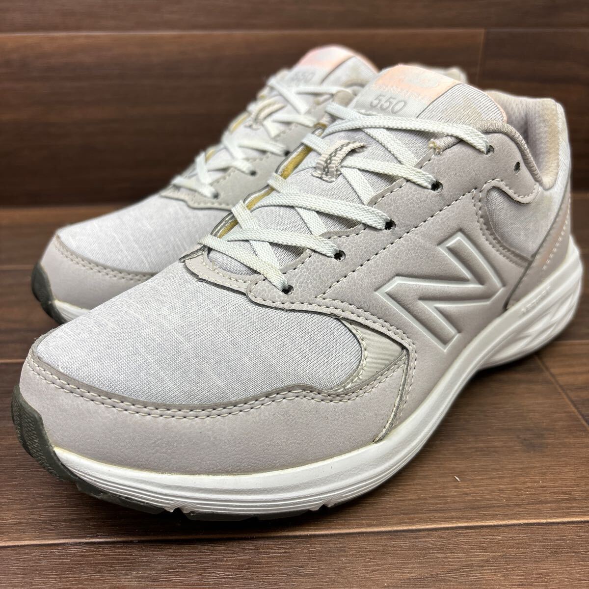 KT240305 D-52 NEW BALANCE ニューバランス 550 カジュアルシューズ ウォーキングシューズ グレー系 レディース 23.5cm_画像2