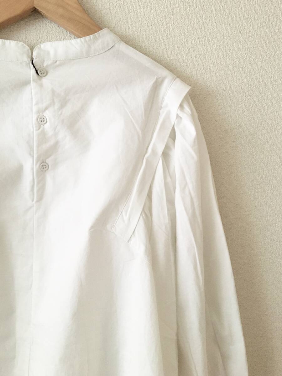 デザイン ショルダー コットン ブラウス 白 / ホワイト ドロップショルダー バルーン袖 シンプル シャツ ノーカラーの画像6
