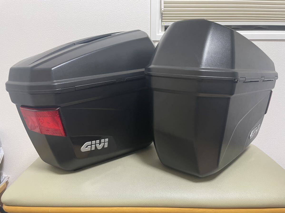 GIVI E22N パニアケース サイドケース 無塗装ブラック 左右セット ＋汎用サイドバッグホルダーSBL2000ユニバーサルタイプのセット　美品_画像1