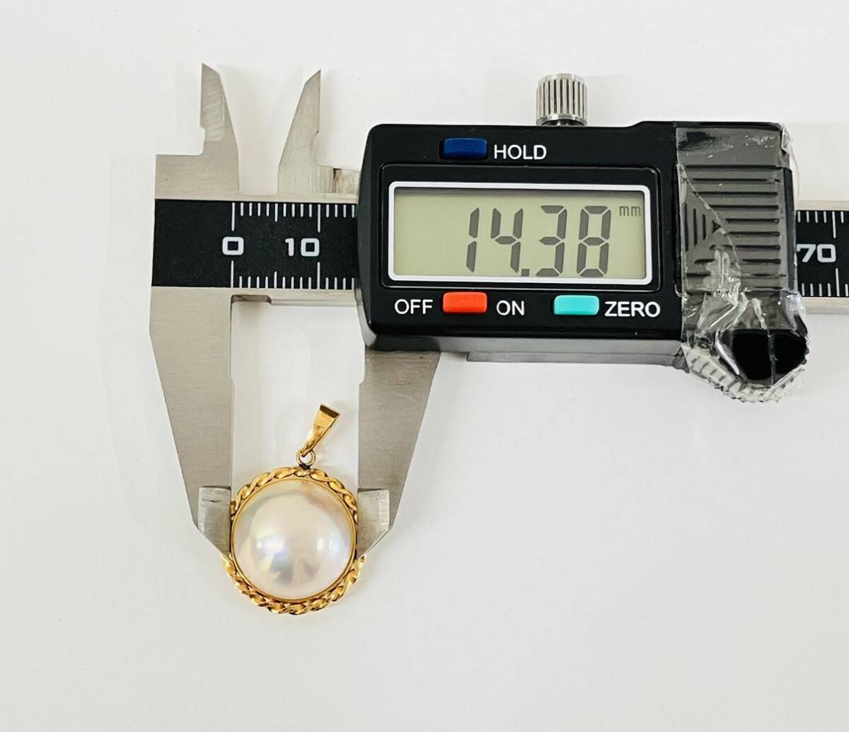 【送料無料!!希少品】マベパール トップ K18 刻印枠 真珠 幅約14.3mm/高さ約8.7mm ゴールド 金 デザイン 宝石 色石 素材 ペンダント 約2.6g_画像9