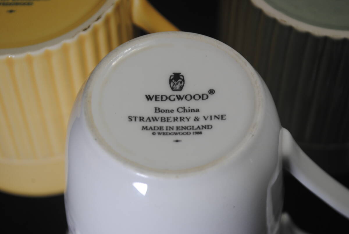 /ひ169.Wedgwood マグカップ3客セット STRAWBERRY&VINE Ｑueen’ｓWare 茶番缶付き の画像6