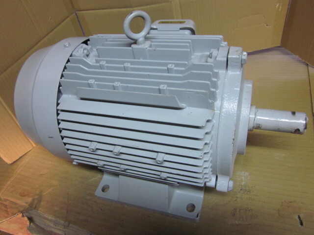 東芝三相三相200V モーター 2.2Kw6P新古品 2_画像1