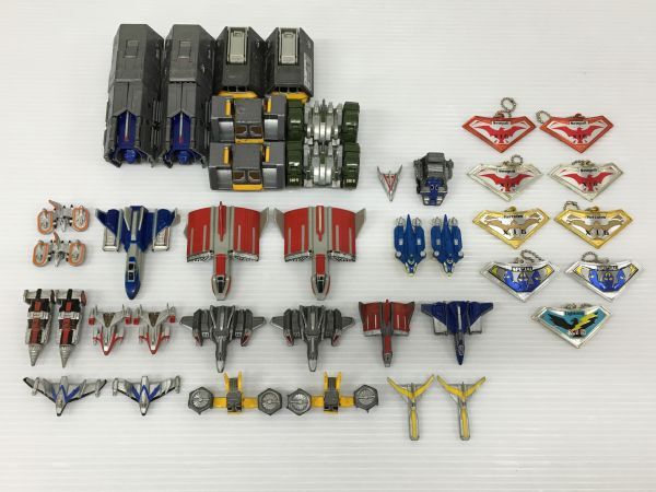 K18-498-0313-062【現状品】ウルトラマンガイア ポピニカ コンテナビークルシリーズやキーホルダーなど 42点セット_画像1