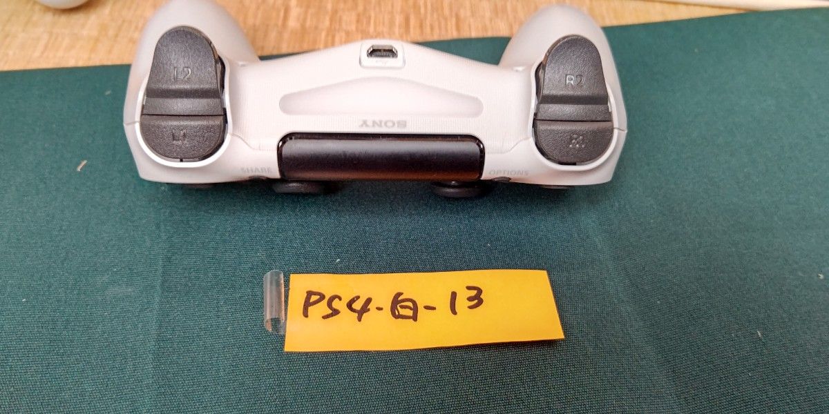 純正PS4コントローラー白13商品説明を確認よろしくお願いします。値下げ交渉スルーします。