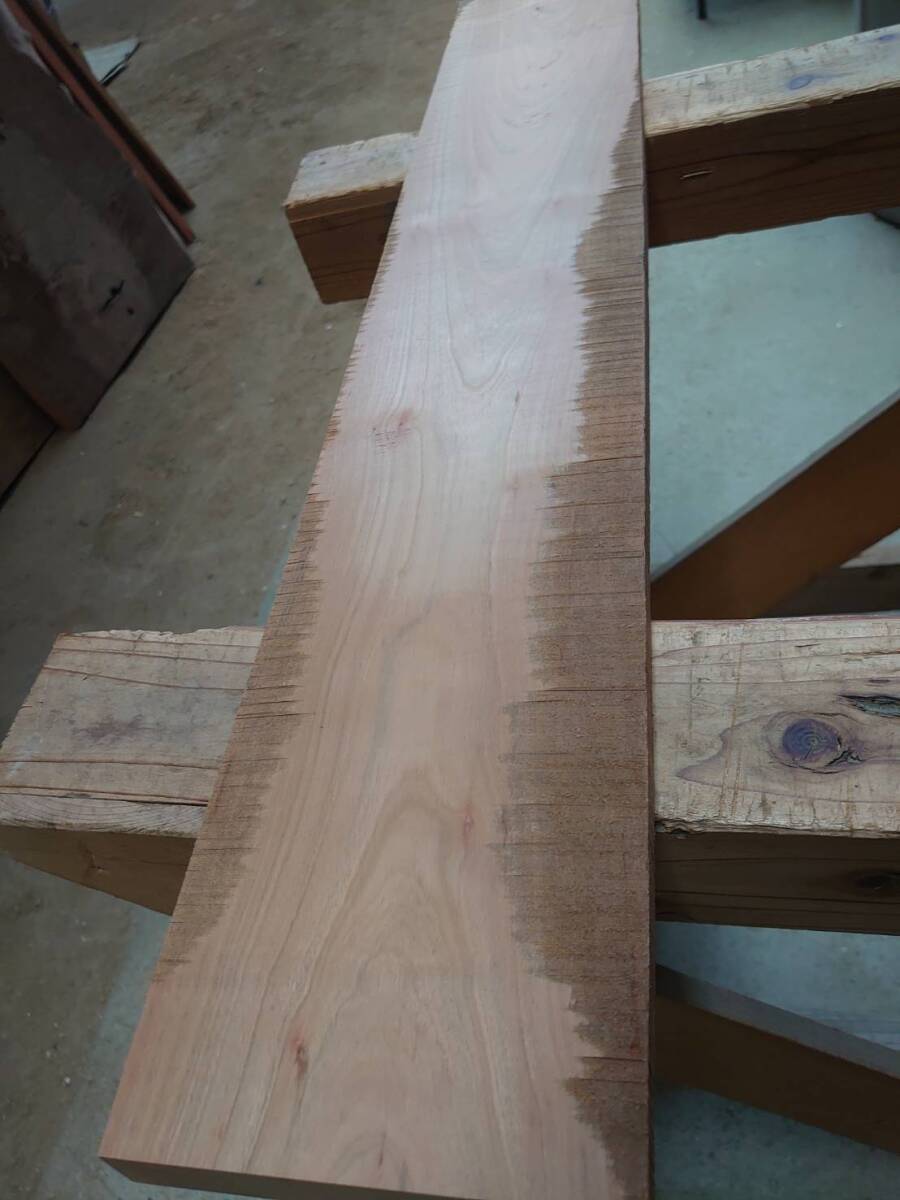 山桜 さくら No.240330-P 無垢 乾燥材 板（長さ820㎜ｘ幅135㎜ｘ厚み20㎜）1枚 木材 DIY 棚板 小物作りにの画像3