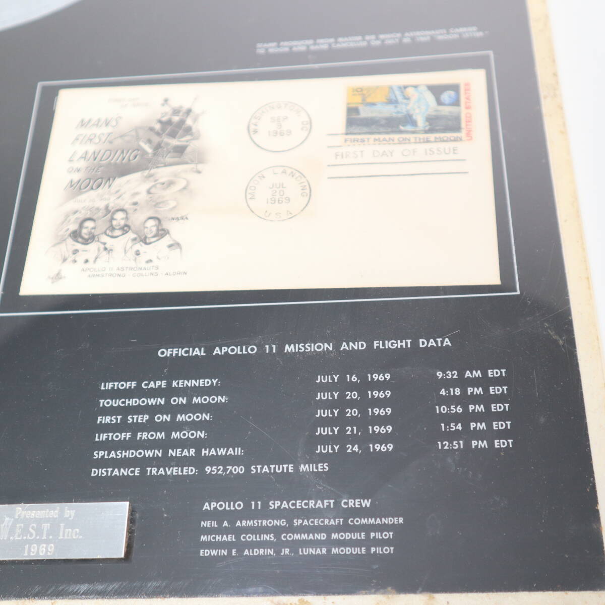 当時物 レア アポロ 11 APOLLO 11 額 レトロ Presented by W.E.S.T Inc 1969 FIRST MAN ON THE MOON アメリカ記念切手_画像3