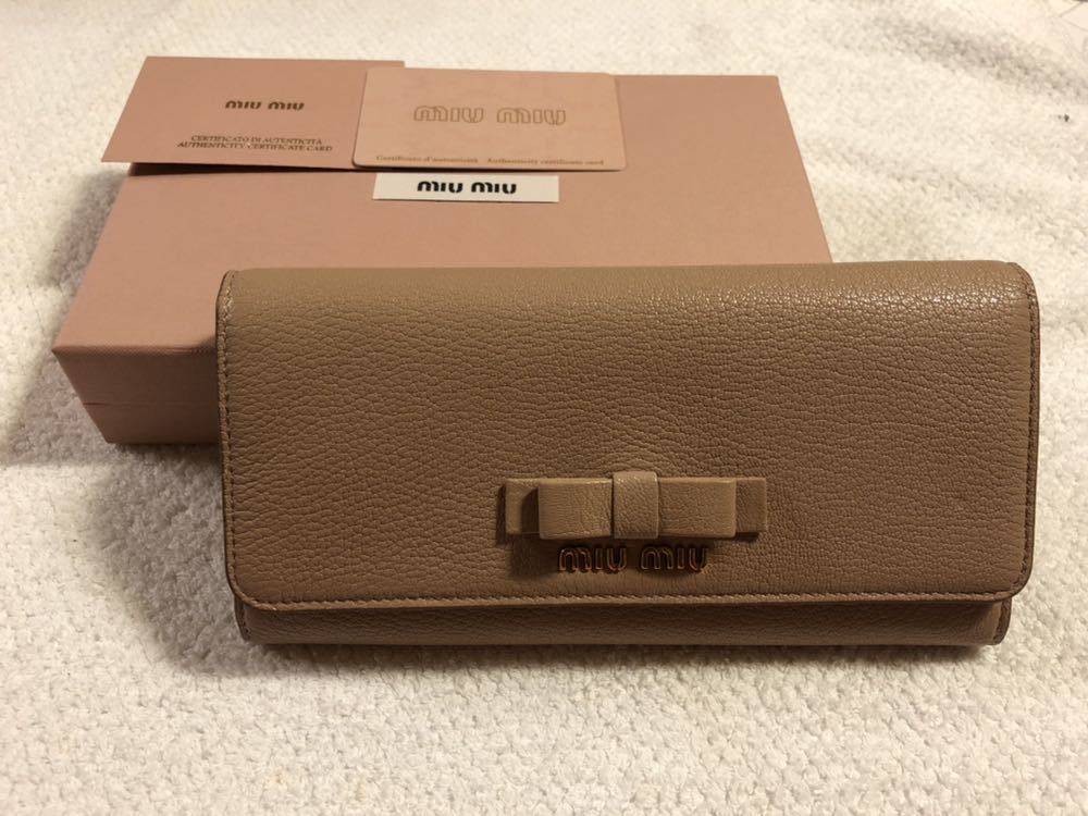 送料無料! 新品! ミュウミュウパスケース付き長財布 ベージュMiuMiu