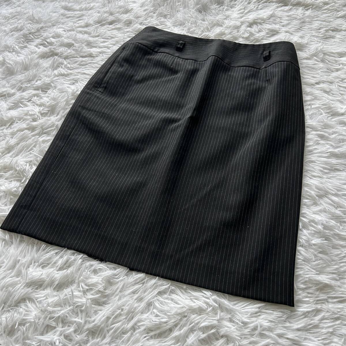 【美品】コムサ イズム ひざ丈スカート L ストラップ スーツ 黒 ×3025_画像2
