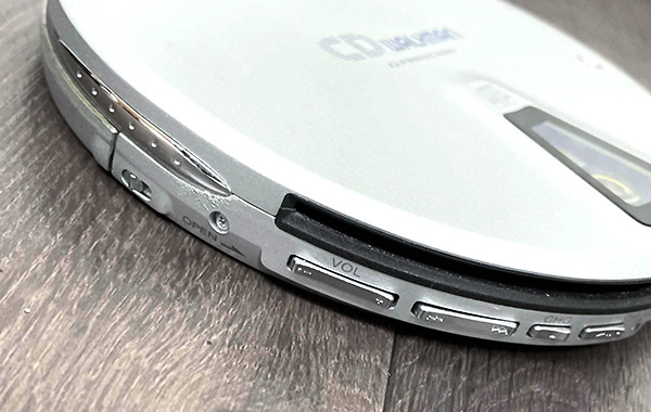 ■SONY D-E01 CDウォークマン15周年特別モデル ポータブルCDプレーヤー リモコン・電池ケース付属 ソニー■_画像4