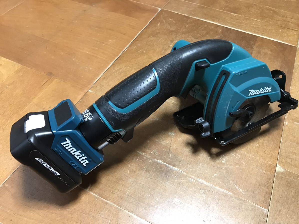 ☆makita 10.8V 85mm充電式マルノコ HS300D＋充電器＋互換バッテリー４個＋バッテリー変換アダプター☆_画像2