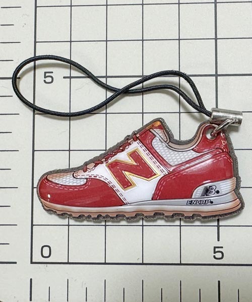 貴重 ニューバランス ノベルティCM576 携帯 クリーナー レッド NEW BALANCE 576 赤白 非売品 モバイル スマホ 液晶 画面 スニーカー 新品_画像2