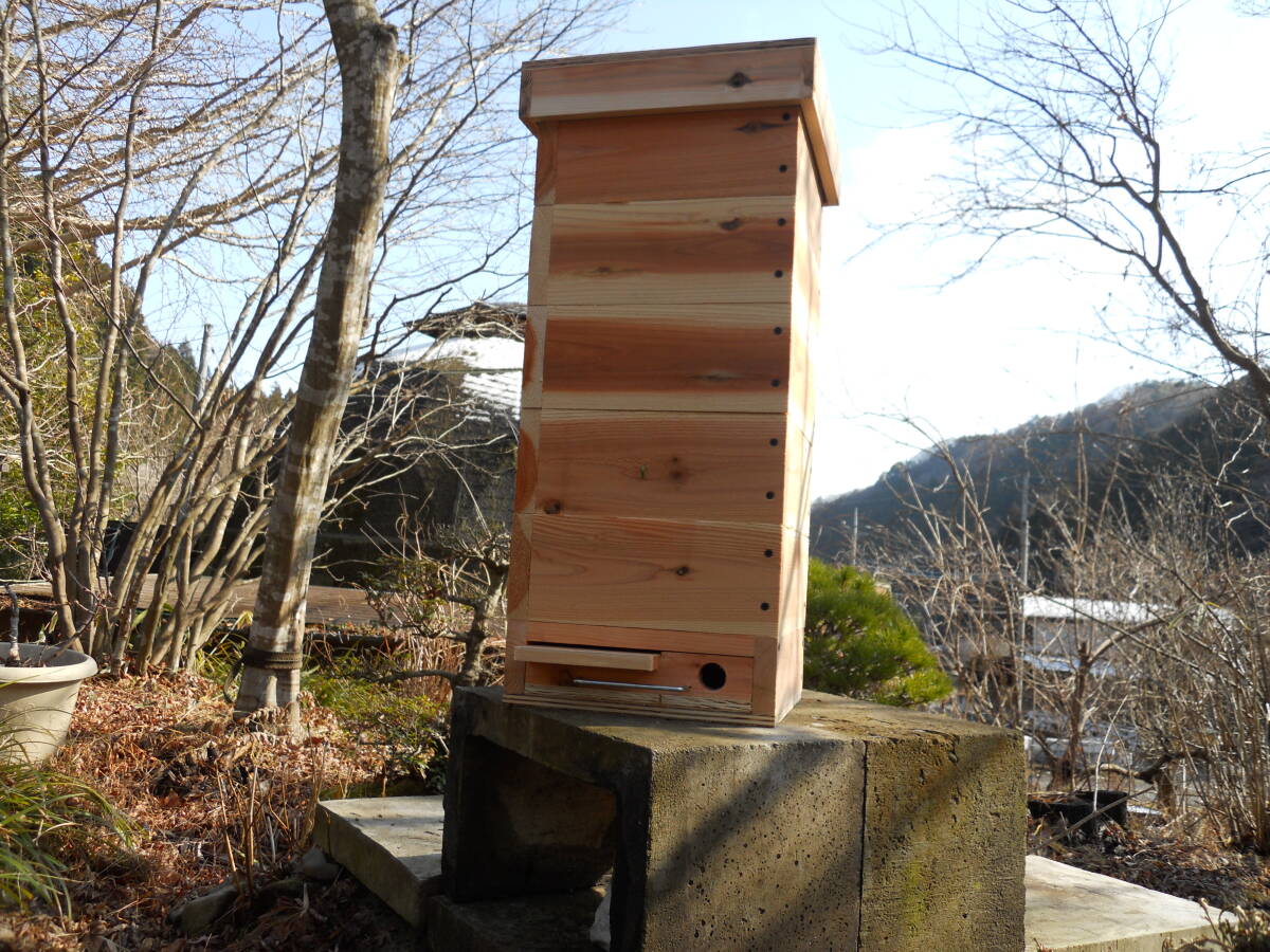 日本ミツバチ 重箱式5段待受箱 掃除し易くスムシ対策も！(巣箱の取説、捕獲のコツなどの参考資料付き)_自然に馴染むシンプルな外観！