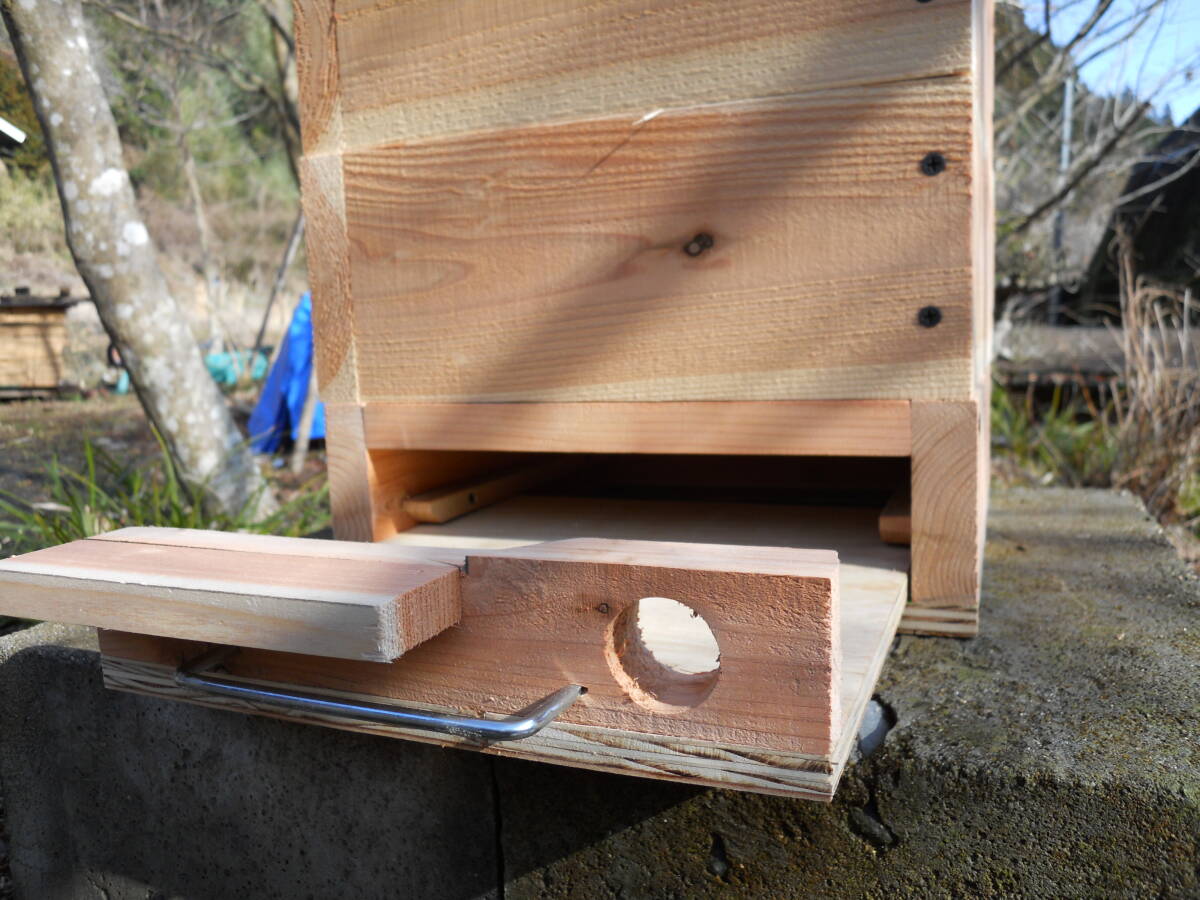 日本ミツバチ 重箱式5段待受箱 掃除し易くスムシ対策も！(巣箱の取説、捕獲のコツなどの参考資料付き)_引き出せるから巣箱内の確認、掃除も楽々！