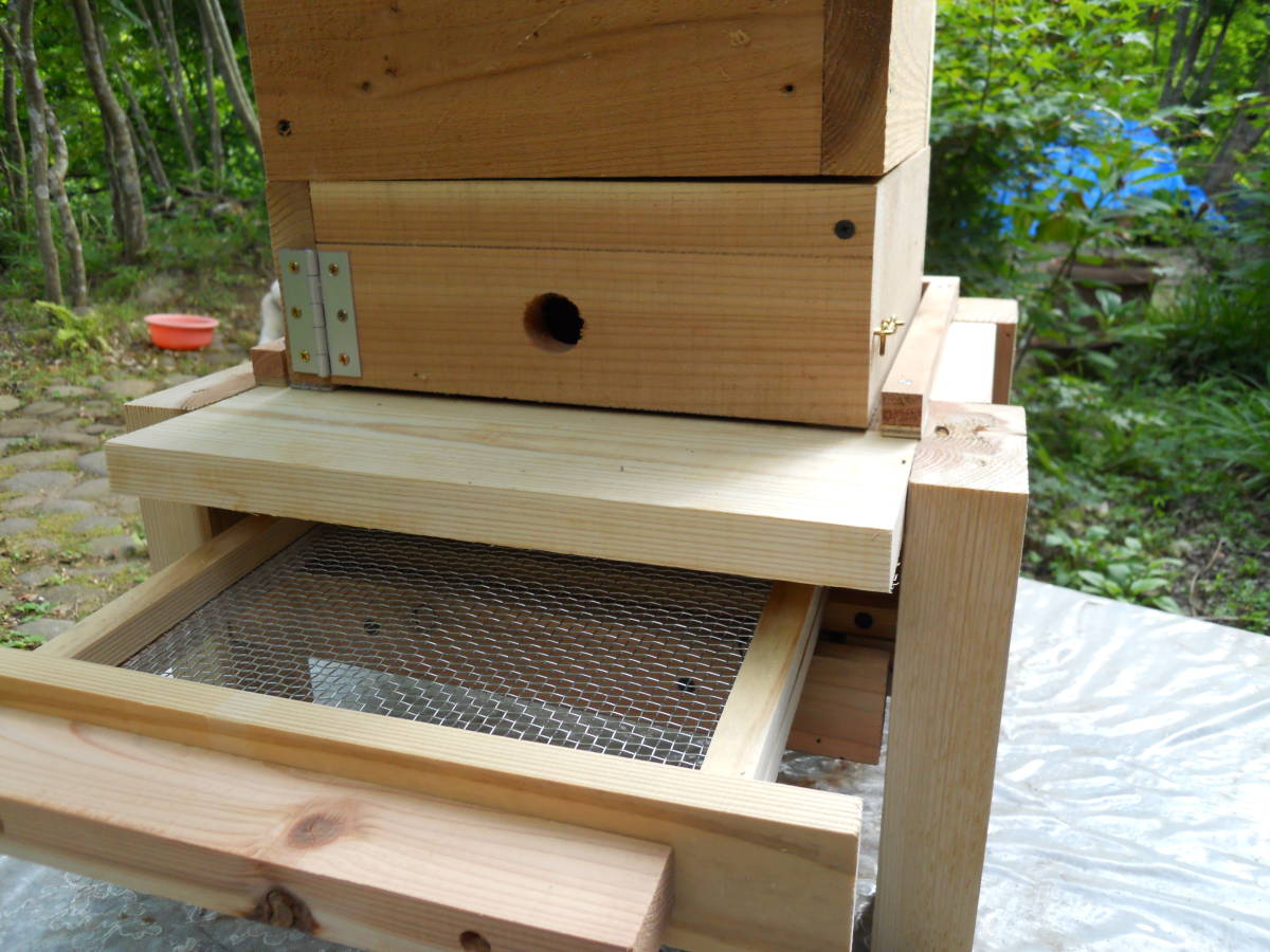 日本ミツバチ 重箱式5段巣箱+オリジナル脚付き金網・板底2層引出し付巣箱台(スムシ・アカリンダニ・高温対策)の画像2