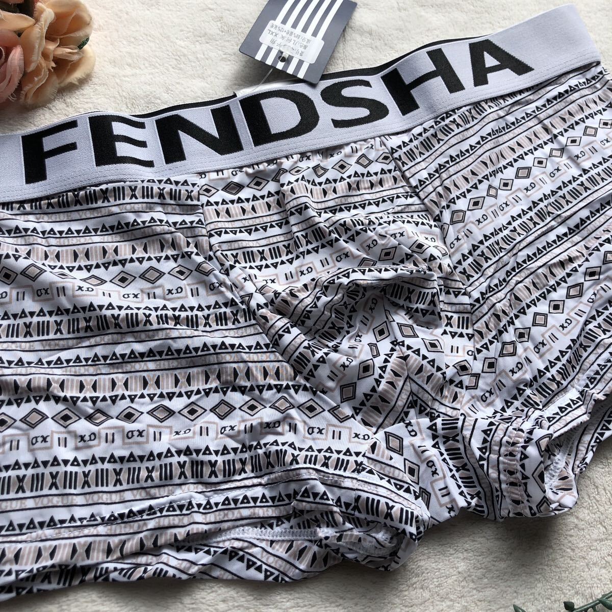 新品 メンズ　Mサイズ　触り心地超いいFENDSHA ホワイト　ボーダー　エロセクシー　ビキニ　ブリーフ　ショーツ　パンツ _画像2