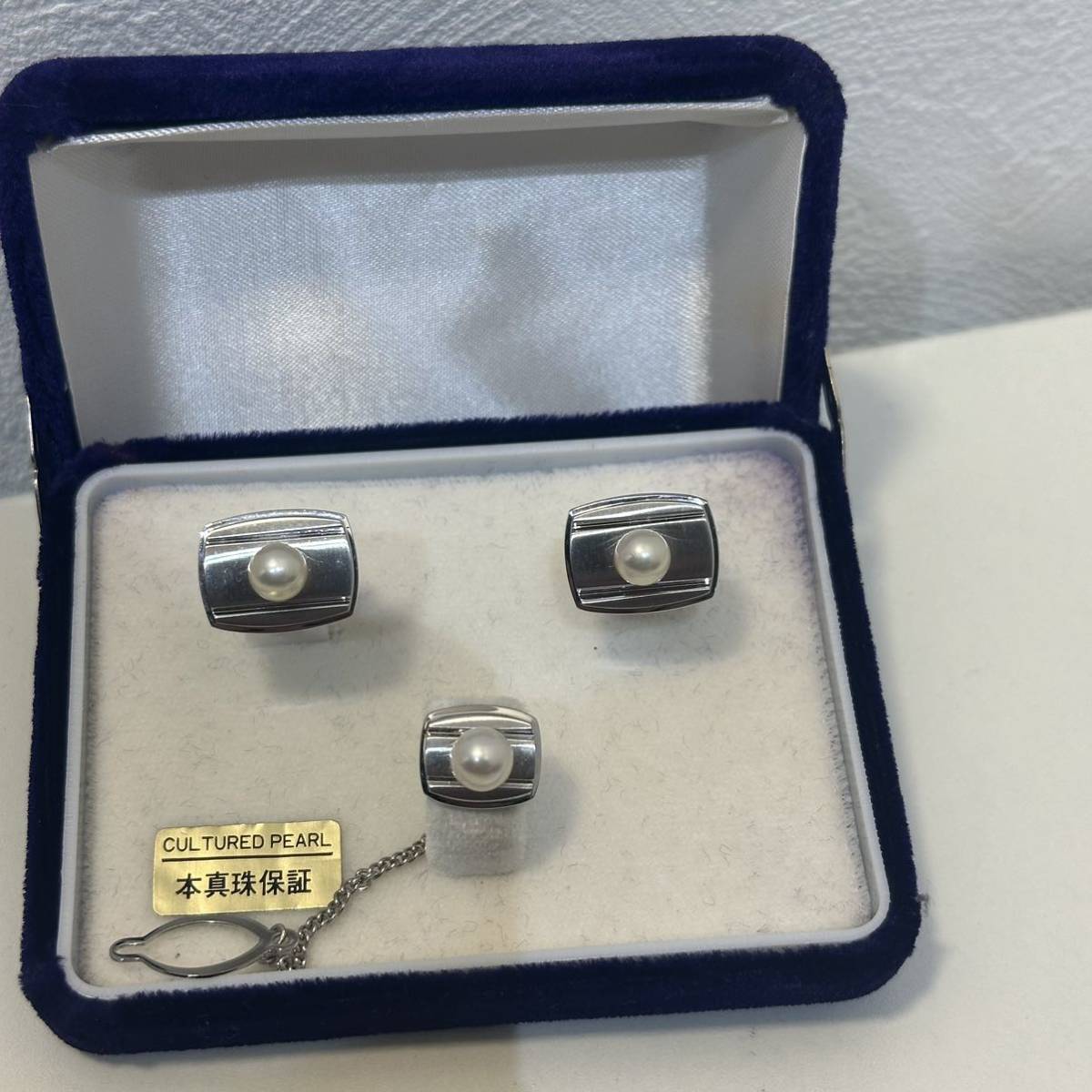 【極美品】真珠 パール カフス タイタック セット ケース付きSILVER 色 シルバー 色 アクセサリーの画像1