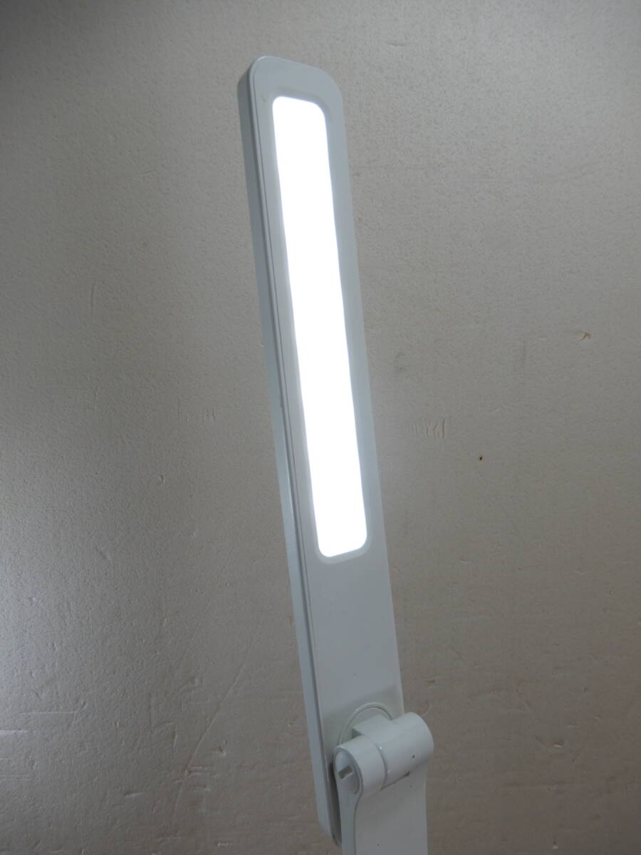 Z2206★\1～ナフコ 家庭用 充電式LEDデスクスタンド/卓上照明 3段階調整 model:NDS-619LIの画像3