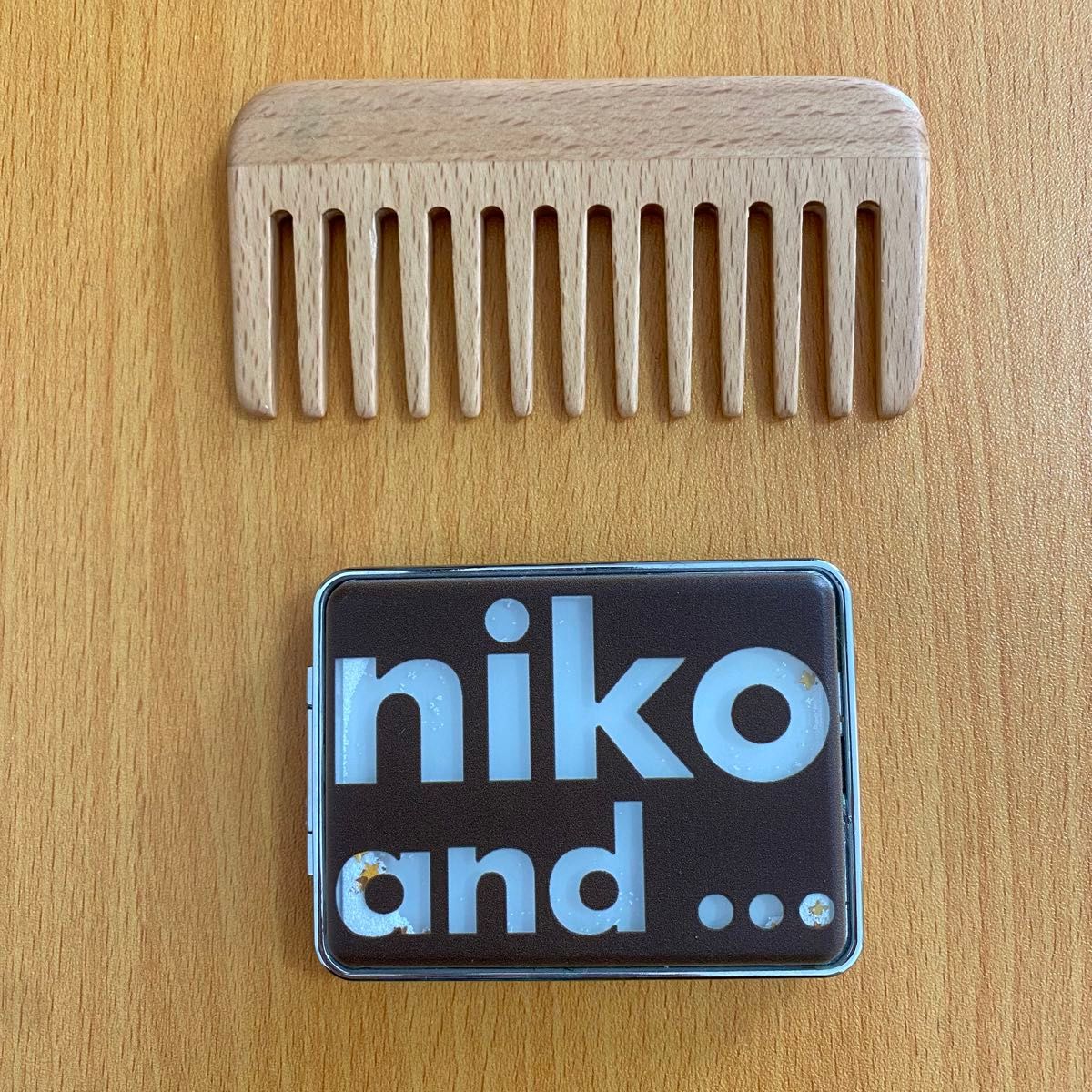 niko and...鏡　ミラーニコアンドの手鏡　木製くしセット