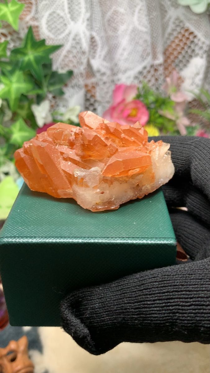 赤水晶　外国天然産鉱物標本 原石（水晶玉を贈る）