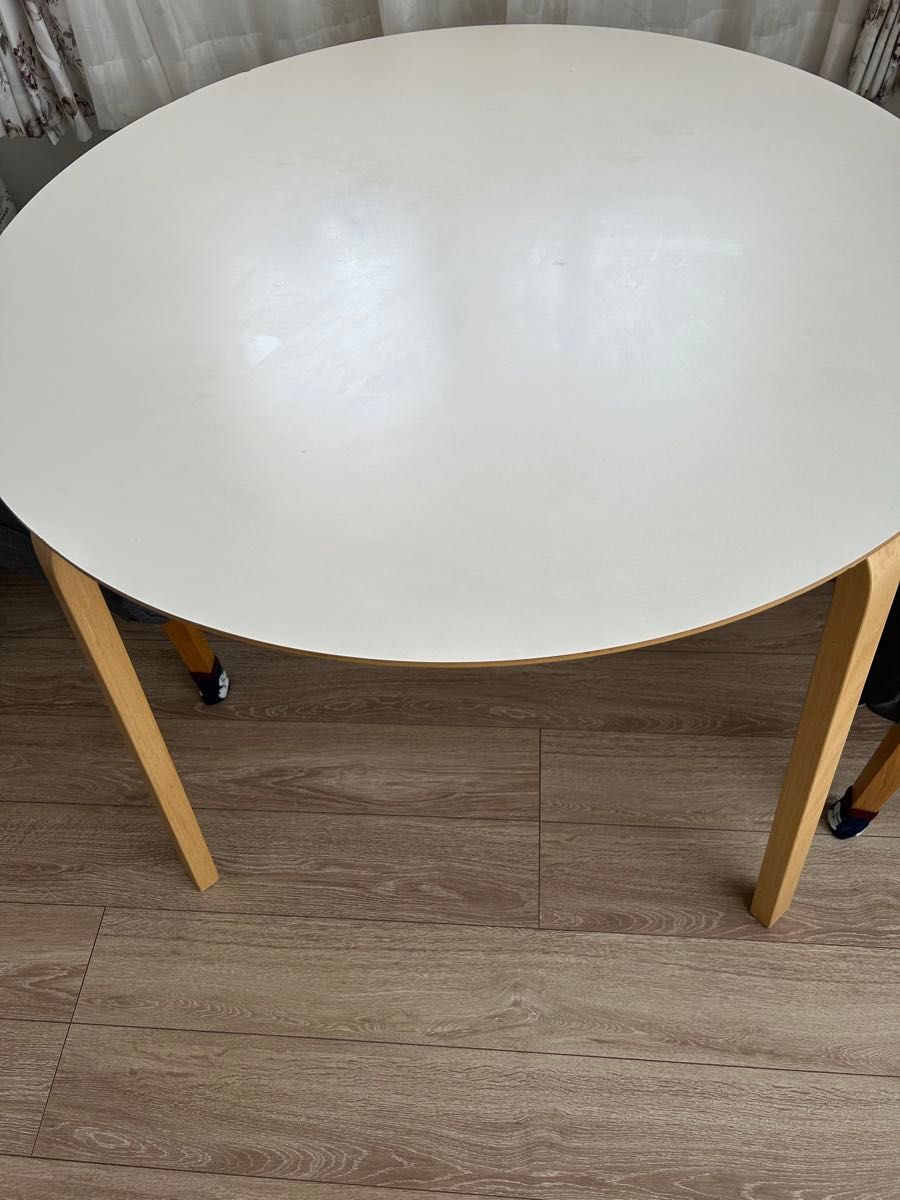 IKEA リビングテーブル　型番：SKOGHALL１３７５５