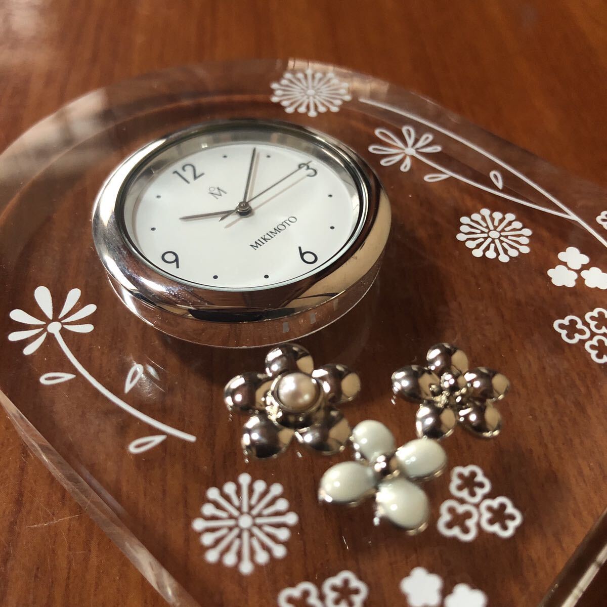〈送料無料〉ミキモト 置時計 クォーツ クロック 真珠 パール 時計 置き時計 フラワーモチーフ 花の画像6