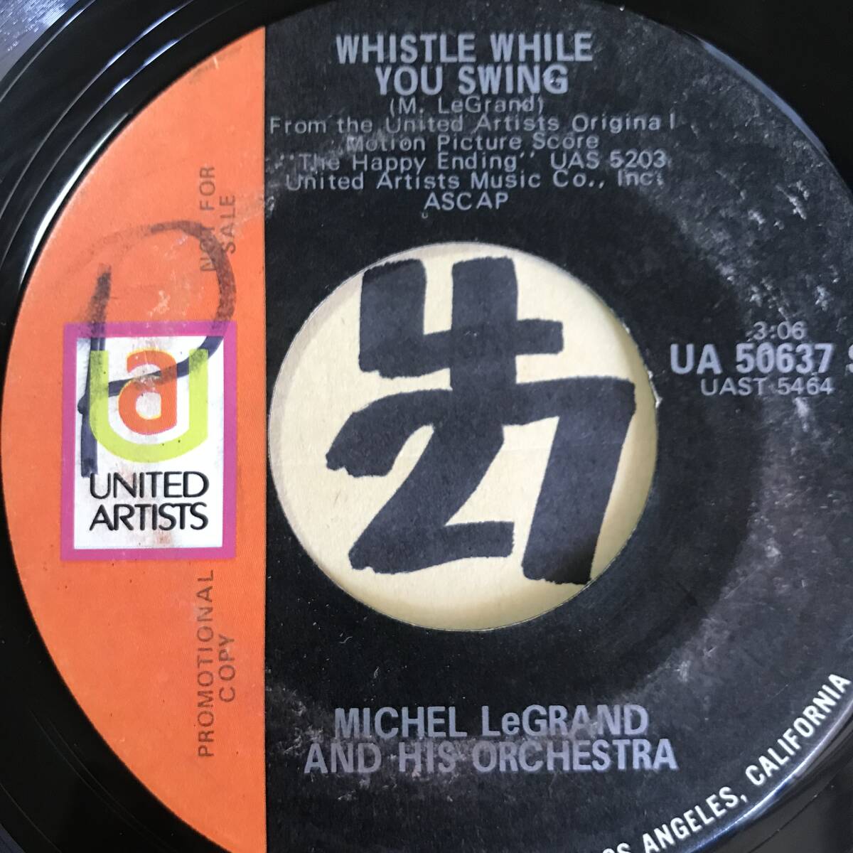 試聴 ラウンジ・ジャズ MICHEL LEGRAND AND HIS ORCHESTRA WHISTLE WHILE YOU SWING 両面EX の画像1