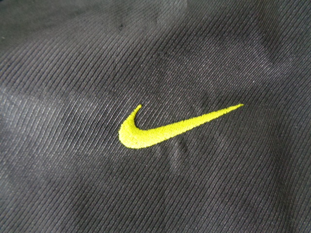 b939◆NIKE ウォームアップジャケット◆ナイキ キッズ M ブラック/イエロー フード 裏地メッシュ ワンポイント刺繍 バックプリント 6C_画像6