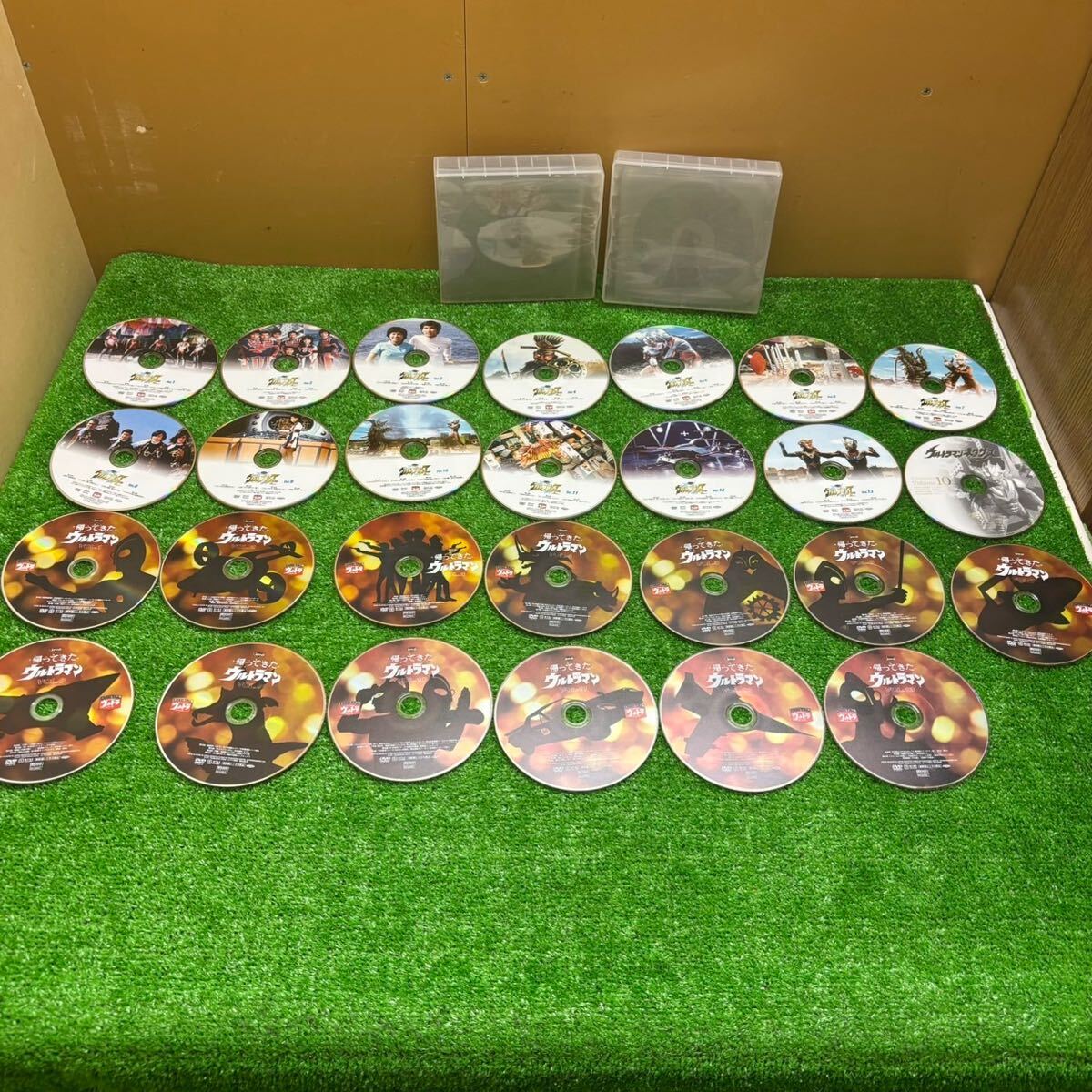 ウルトラマンタロウvol.1〜13 ウルトラマンネクサスvolume10 買ってきたウルトラマンvol.1〜13 DVDまとめ売り　美品_画像1
