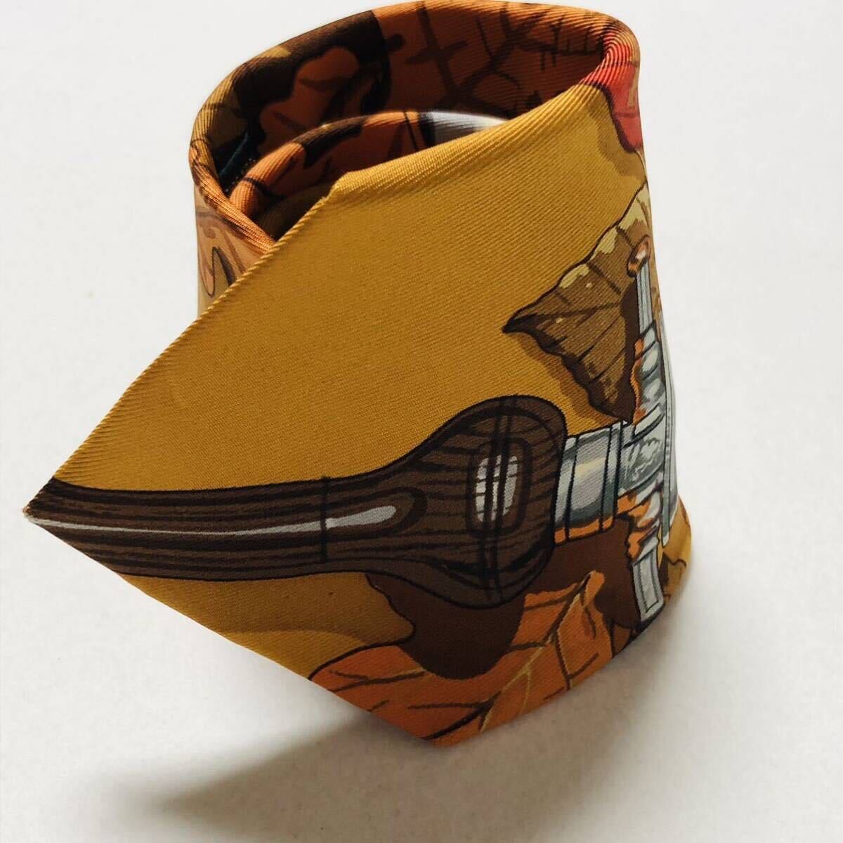 美品 希少 HERMES エルメス ネクタイ スカーフ柄 落ち葉と剣 美品 希少 HERMES エルメス ネクタイ スカーフ柄 落ち葉と剣