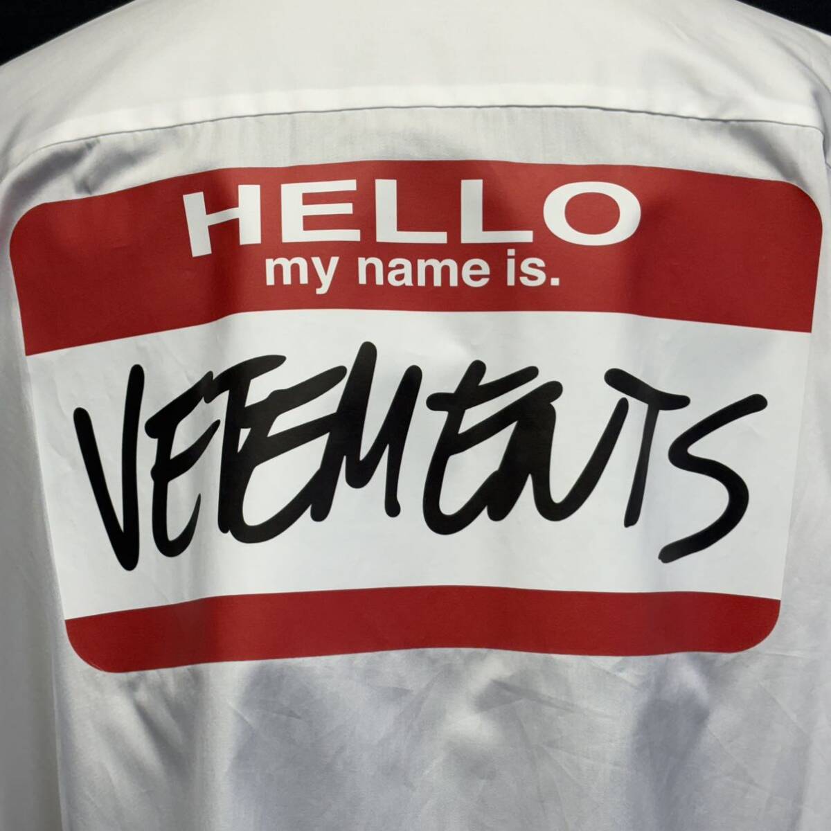 VETEMENTS HELLO MY NAME IS WHITE PRINT SHIRT ヴェトモン ハロー マイ ネイム イズ ホワイト プリント シャツ size M 新品の画像4