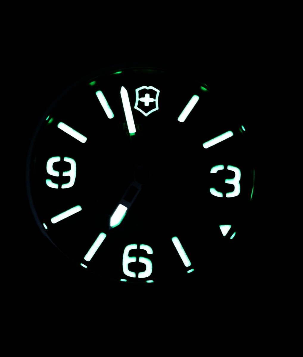 送料無料 美品 ビクトリノックス スイスアーミー VICTORINOX SWISS ARMY クオーツ 腕時計 LUMINOX traser 蓄光 レザーベルト