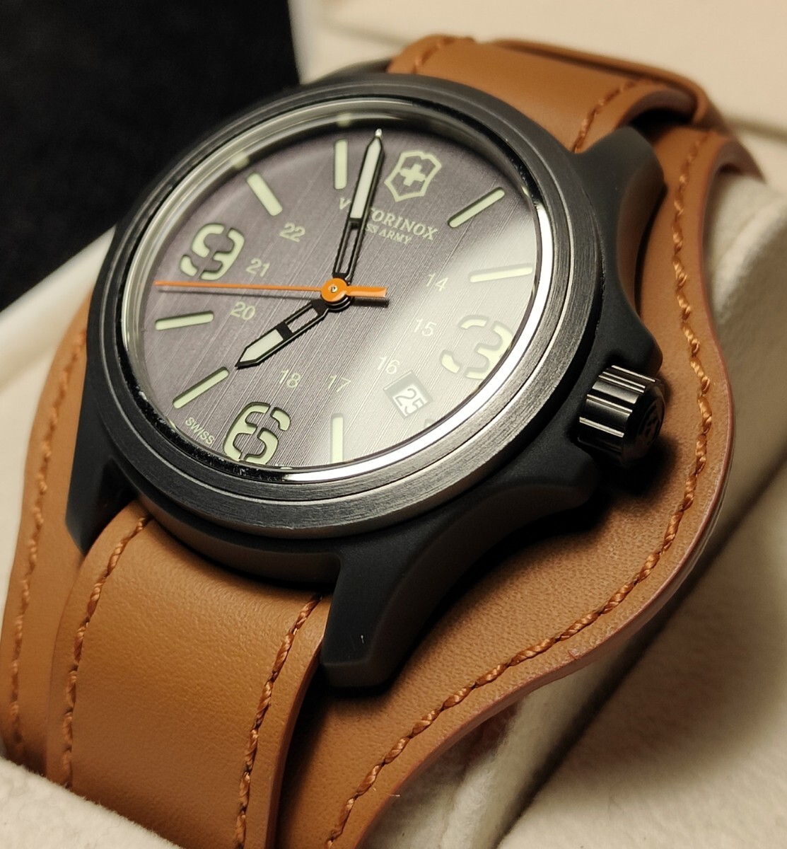 送料無料 美品 ビクトリノックス スイスアーミー VICTORINOX SWISS ARMY クオーツ 腕時計 LUMINOX traser 蓄光 レザーベルト
