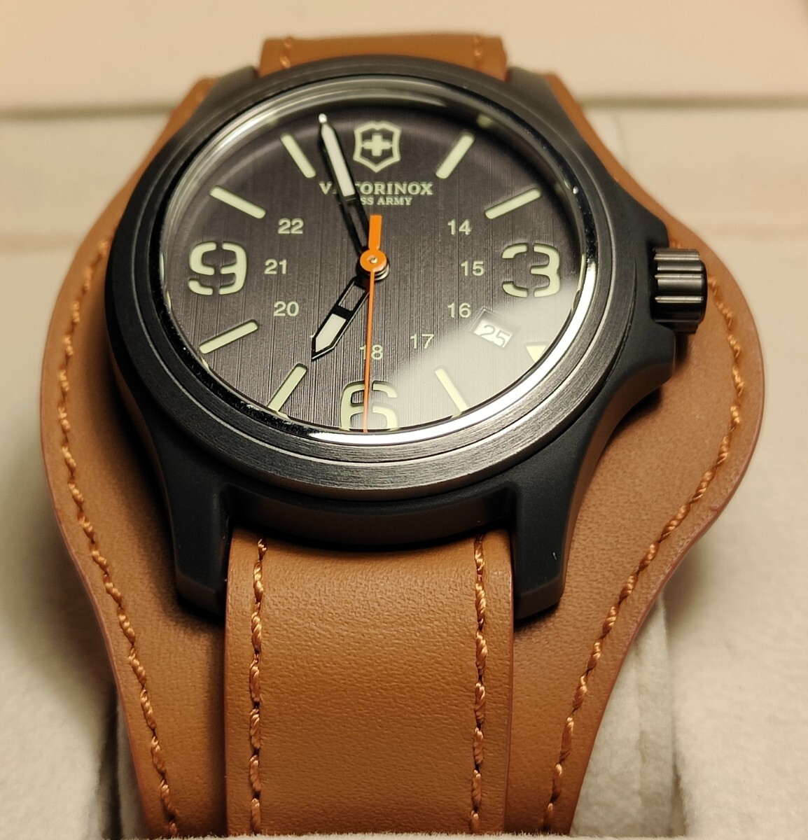 送料無料 美品 ビクトリノックス スイスアーミー VICTORINOX SWISS ARMY クオーツ 腕時計 LUMINOX traser 蓄光 レザーベルト