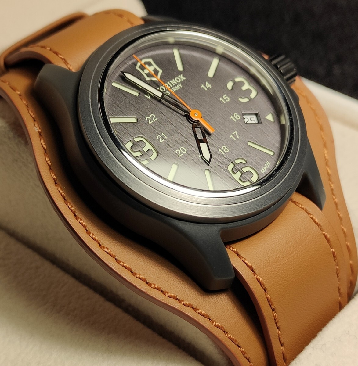 送料無料 美品 ビクトリノックス スイスアーミー VICTORINOX SWISS ARMY クオーツ 腕時計 LUMINOX traser 蓄光 レザーベルト