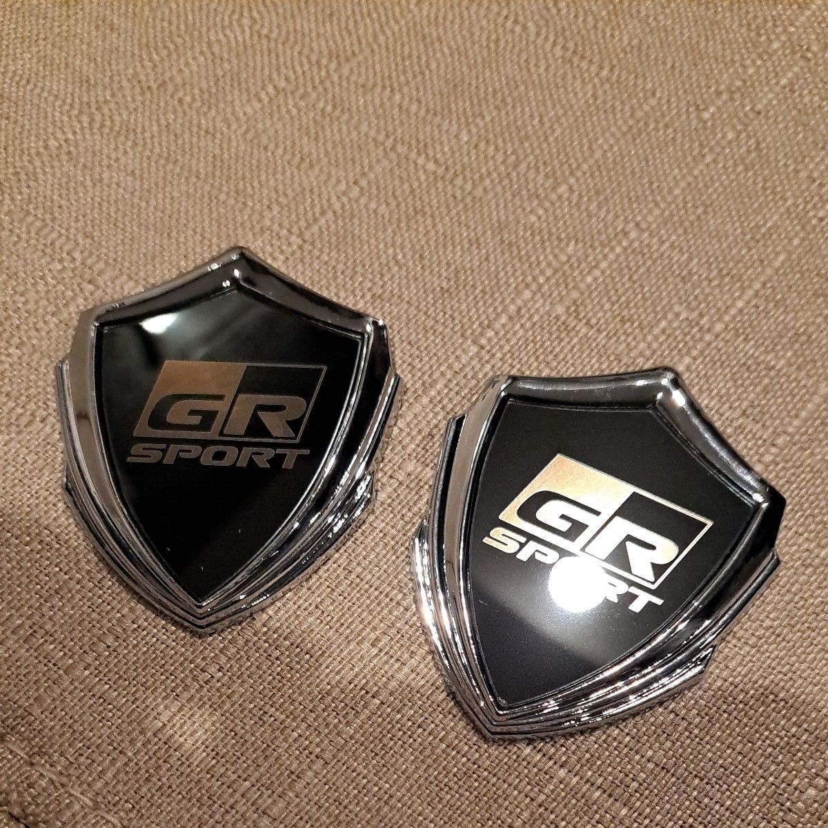 GR GAZOO RACING 金属製エンブレム　シルバー×ブラック　銀×黒　2つセット ミラー加工エンブレム