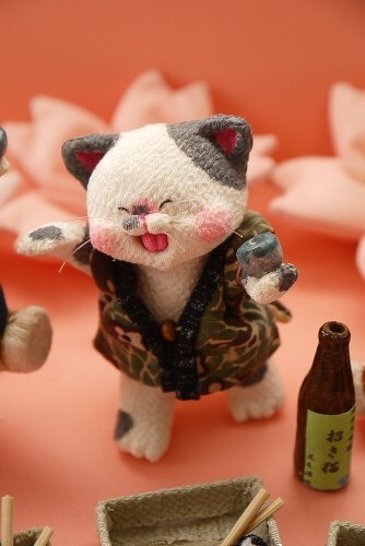 ハンドメイド　手作り　縮緬　古布　猫　ちりめん細工　桜　★　お花見猫　白グレ　★_画像1