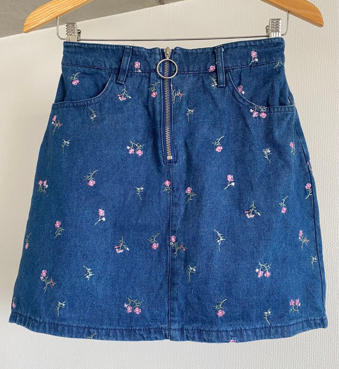 ハニーズ 花柄刺繍が可愛いデニムミニスカート Sサイズ