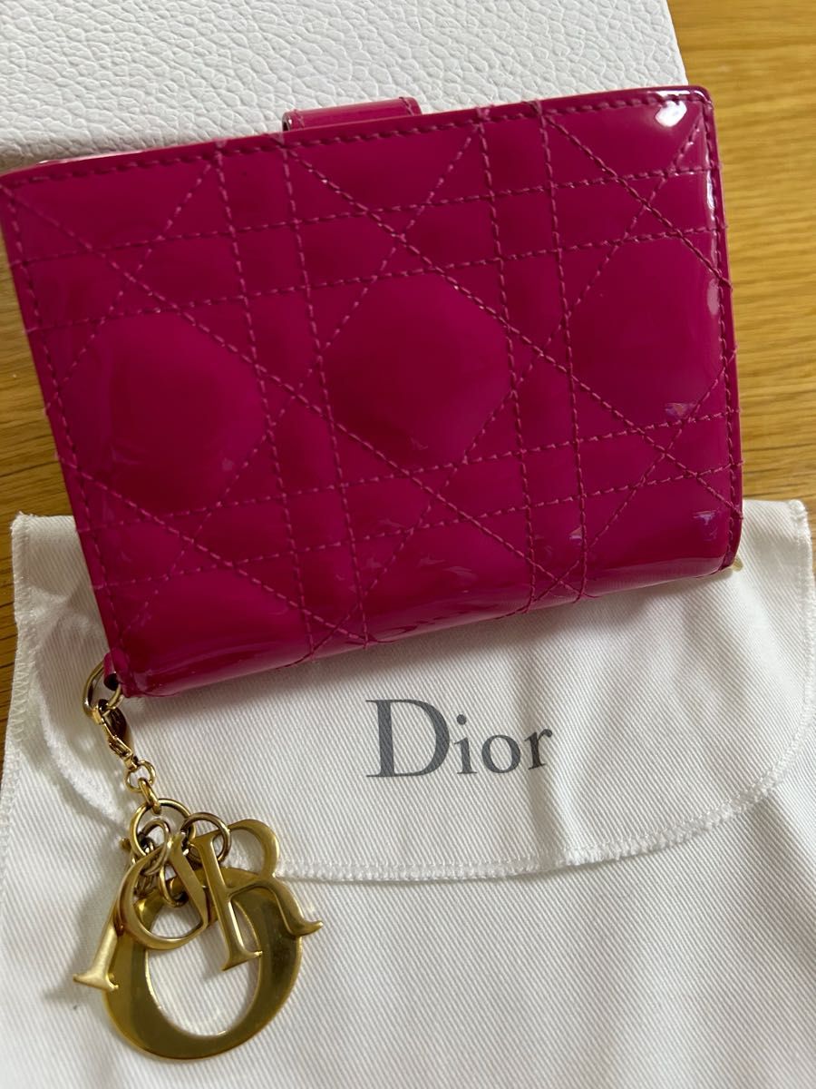 Christian Dior  Lady Dior ディオール エナメル　二つ折り　財布　ピンク　箱あり ゴールドチャーム