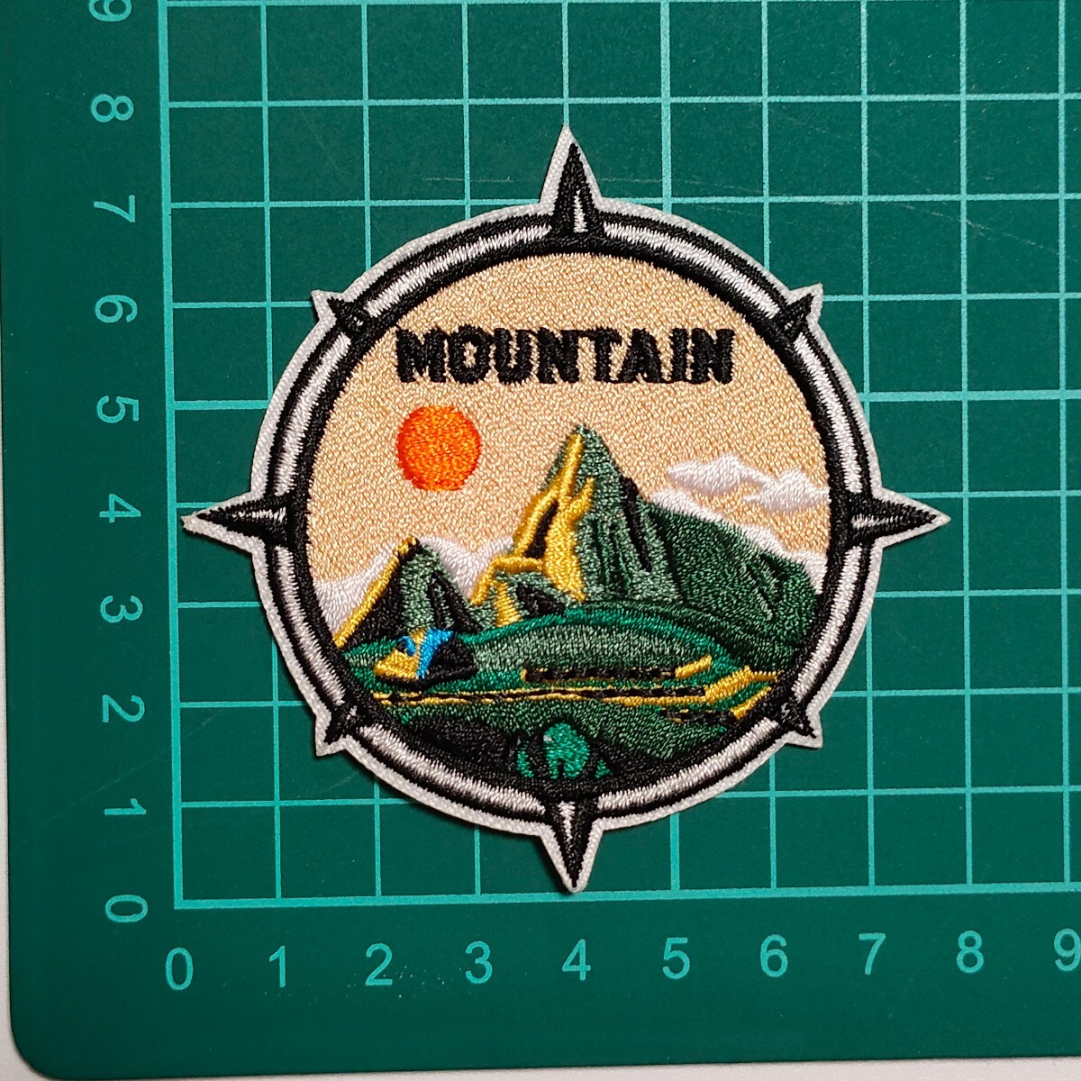 Y-47【 アイロンワッペン 】 刺繍ワッペン アップリケ リメイク 山 マウンテン MOUNTAIN アウトドア アイロンワッペン ワッペン wappen_画像2