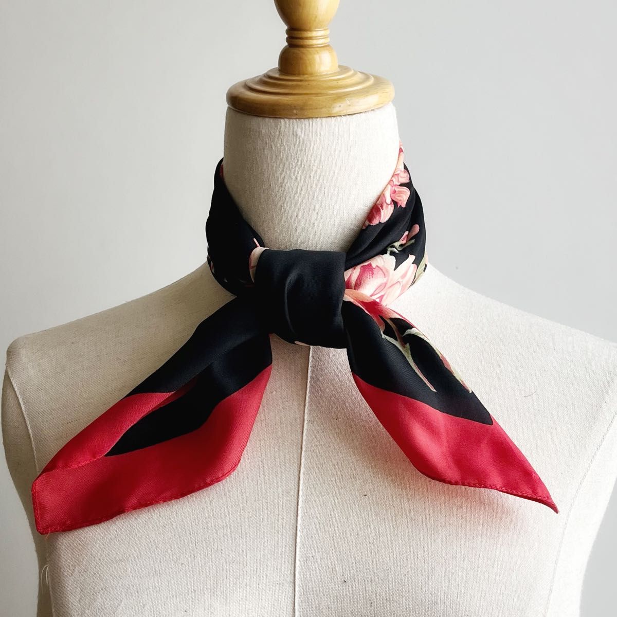 vintage イタリア製　花柄　スカーフ　赤　黒　ヴィンテージ