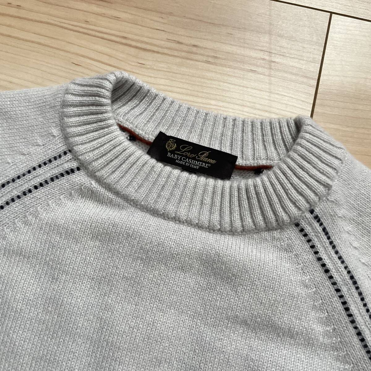 【送料無料】【23SS】【美品】LoroPiana ロロピアーナ BABY CASHMERE ベビーカシミヤ クルーネック セーター ライトグレー 50_画像6