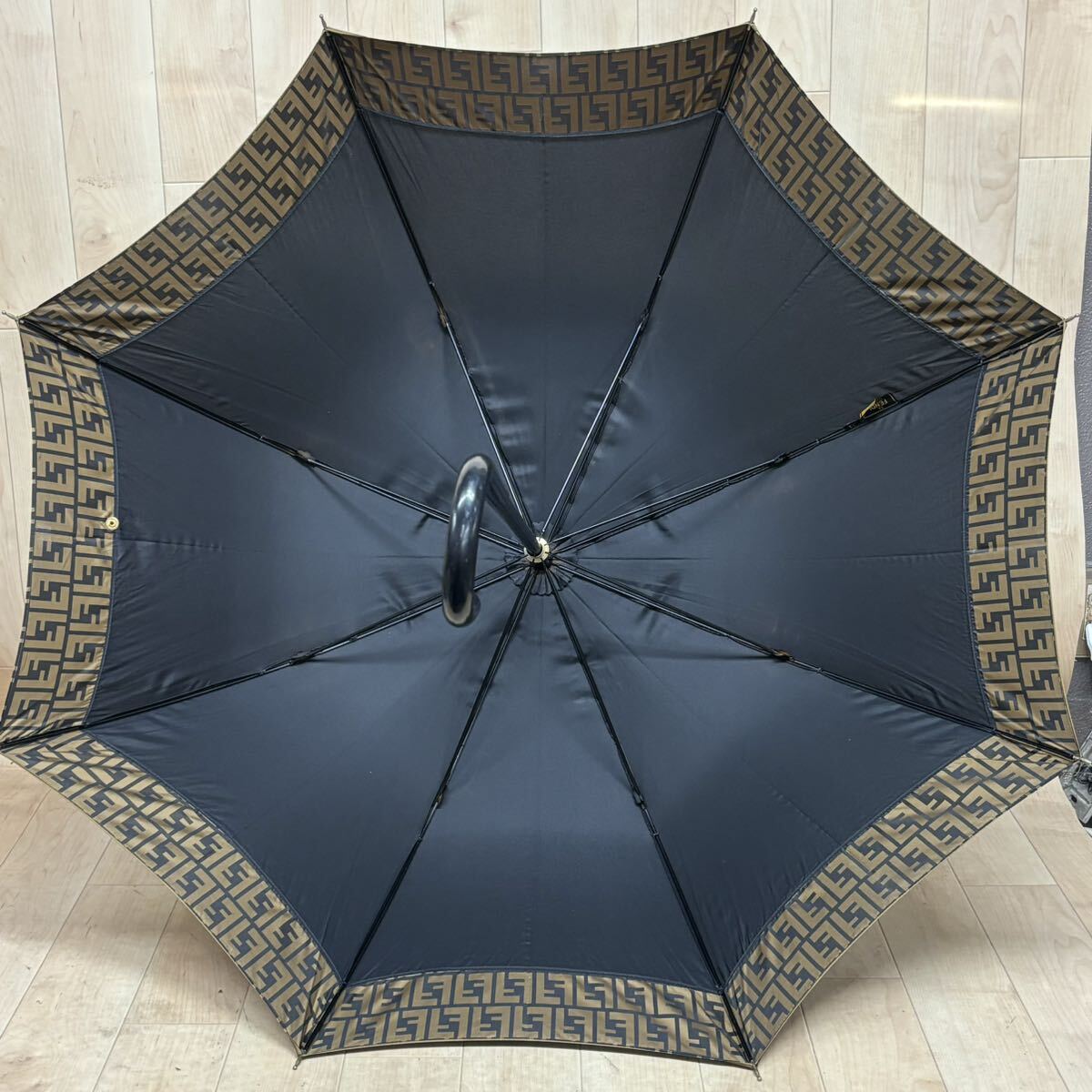 FN240322-FENDI フェンディ ズッカ柄 雨傘 アンブレラ 雨具 ブラック系_画像3