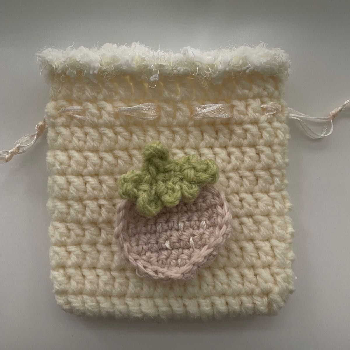 ハンドメイド 手編み かぎ針編み 苺のミニ巾着 いちご　巾着袋　ポーチ　小物入れ　編み物
