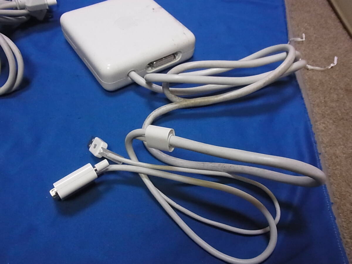 Apple DVI to ADC Adapter A1006_ケーブル全体的に汚れがあります。