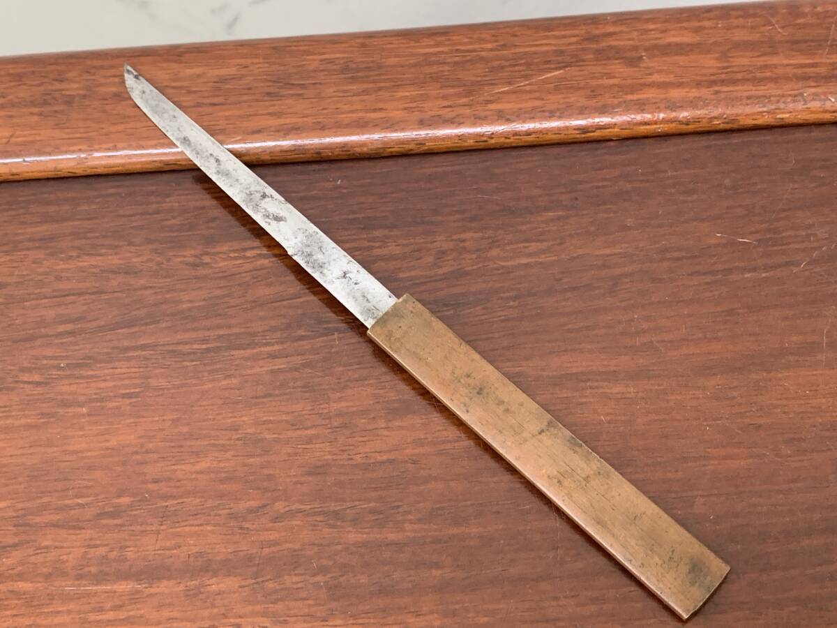 登録不要 刃渡り約10.8㎝ 時代 刀装具 在銘 主馬首一平安代 小刀 小柄の画像9