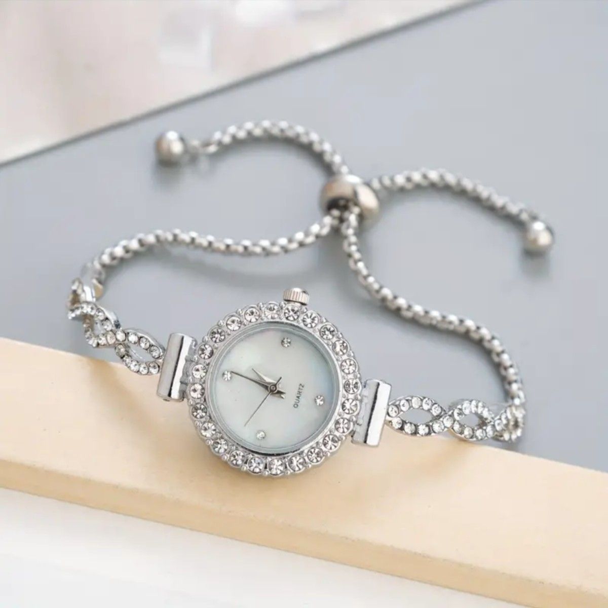 ブレスレット腕時計 レディース 高級感 キラキラ スタイリッシュ 大人可愛い 新品 上品 現品限り