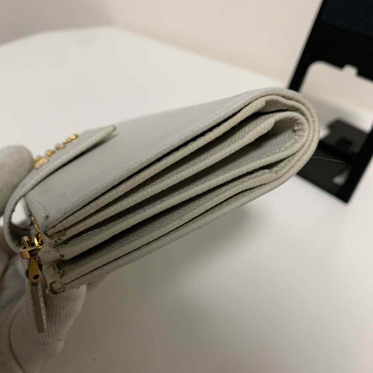 美品 PRADA プラダ サフィアーノ 金ロゴ 折り財布 ホワイト系の画像3